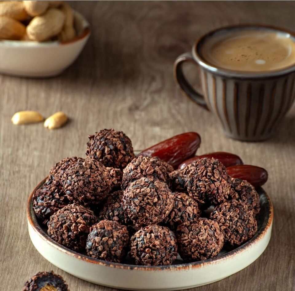 FitFit Kakao Çekirdeği Kaplı Fıstık Ezmesi Dolgulu Hurmalı Meyve Topları Glutensiz Doğal Atıştırmalık 100GR X 5 ADET