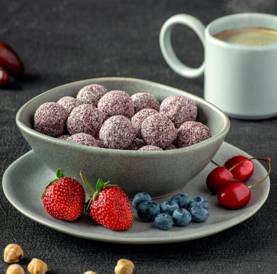 FitFit Hindistan Cevizi Kaplı Orman Meyveli Hurma Meyve Topları Glutensiz Doğal Atıştırmalık 100GR X 5 ADET