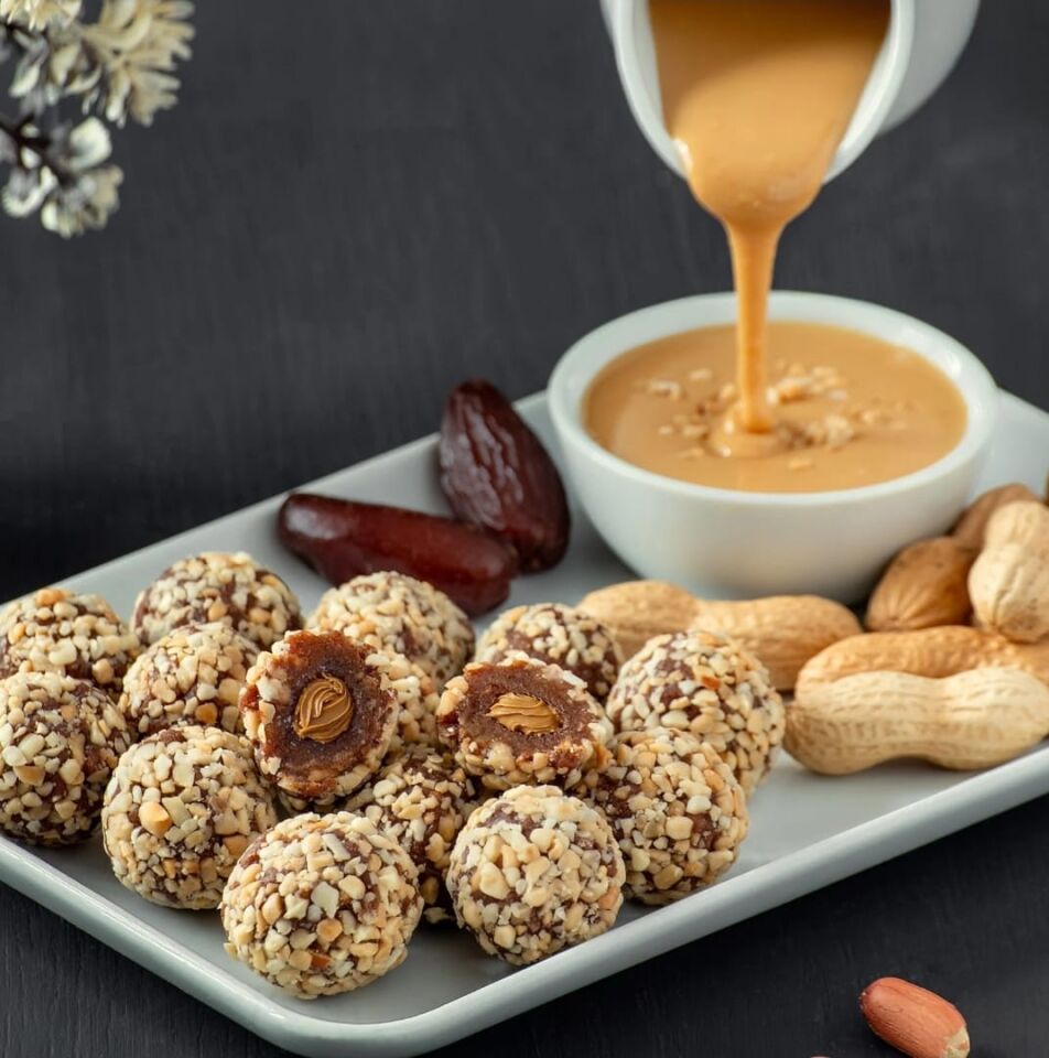 FitFit Fıstık Kaplı Yer Fıstığı Ezmesi Dolgulu Hurmalı Meyve Topları Glutensiz Doğal Atıştırmalık 100GR X 10 ADET