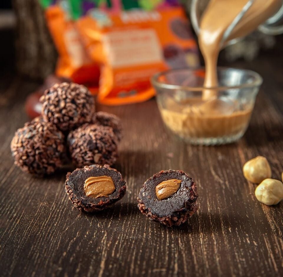 FitFit Kakao Çekirdeği Kaplı Fındık Ezmesi Dolgulu Hurma Meyve Topları Glutensiz Doğal Atıştırmalık 36gr X 15 ADET