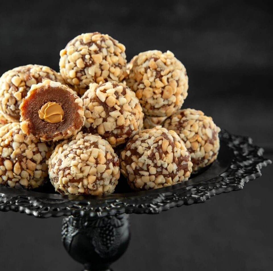 FİTFit Fıstık Kaplı Yer Fıstığı Ezmesi Dolgulu Hurmalı Meyve Topları 100GR X 1 ADET