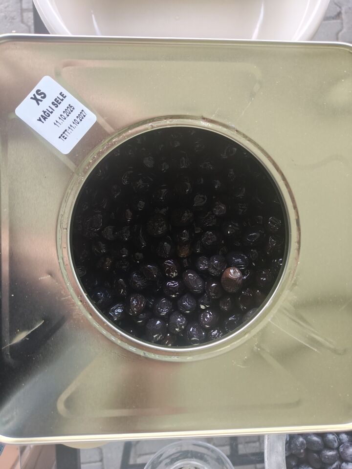 Gemlik Yağlı Sele Siyah Zeytin  (320-350 adet/kg) – 10 kg