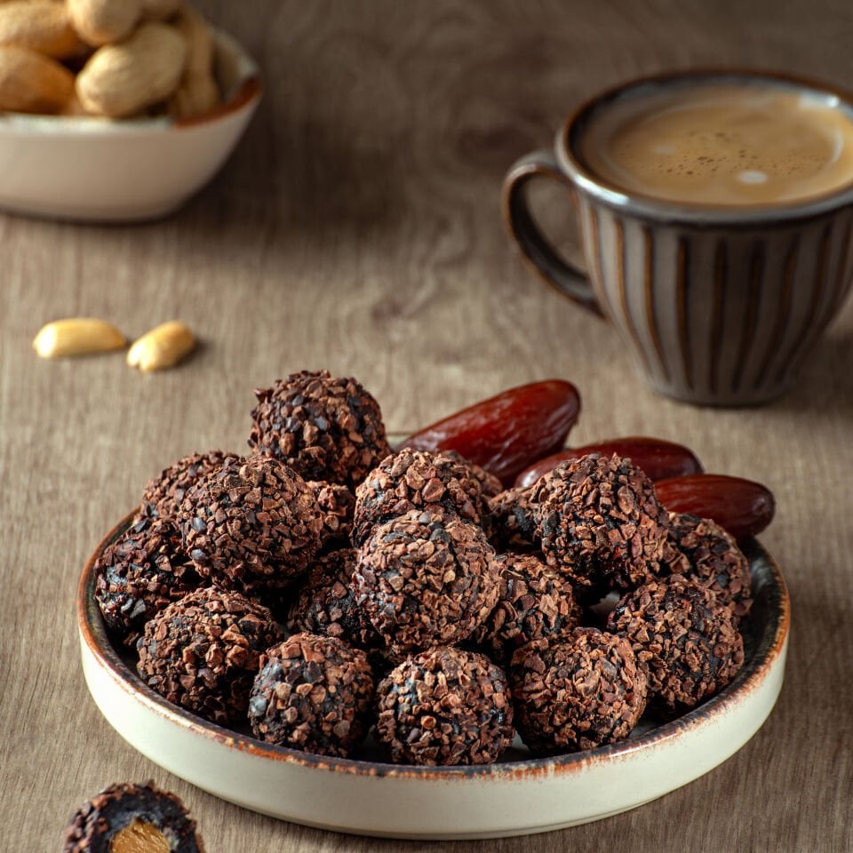 FiTFit Doğal İçerikli Lezzet Topları | Kakao Çekirdeği Kaplı Fıstık Ezmesi Dolgulu Hurma Topları 100 gr X 5 ADET