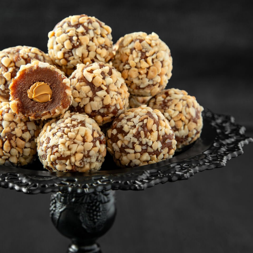 FiTFit Doğal İçerikli Lezzet Topları | Fıstık Kaplı Yer Fıstığı Ezmesi Dolgulu Hurma Topları 100 gr X 5 ADET